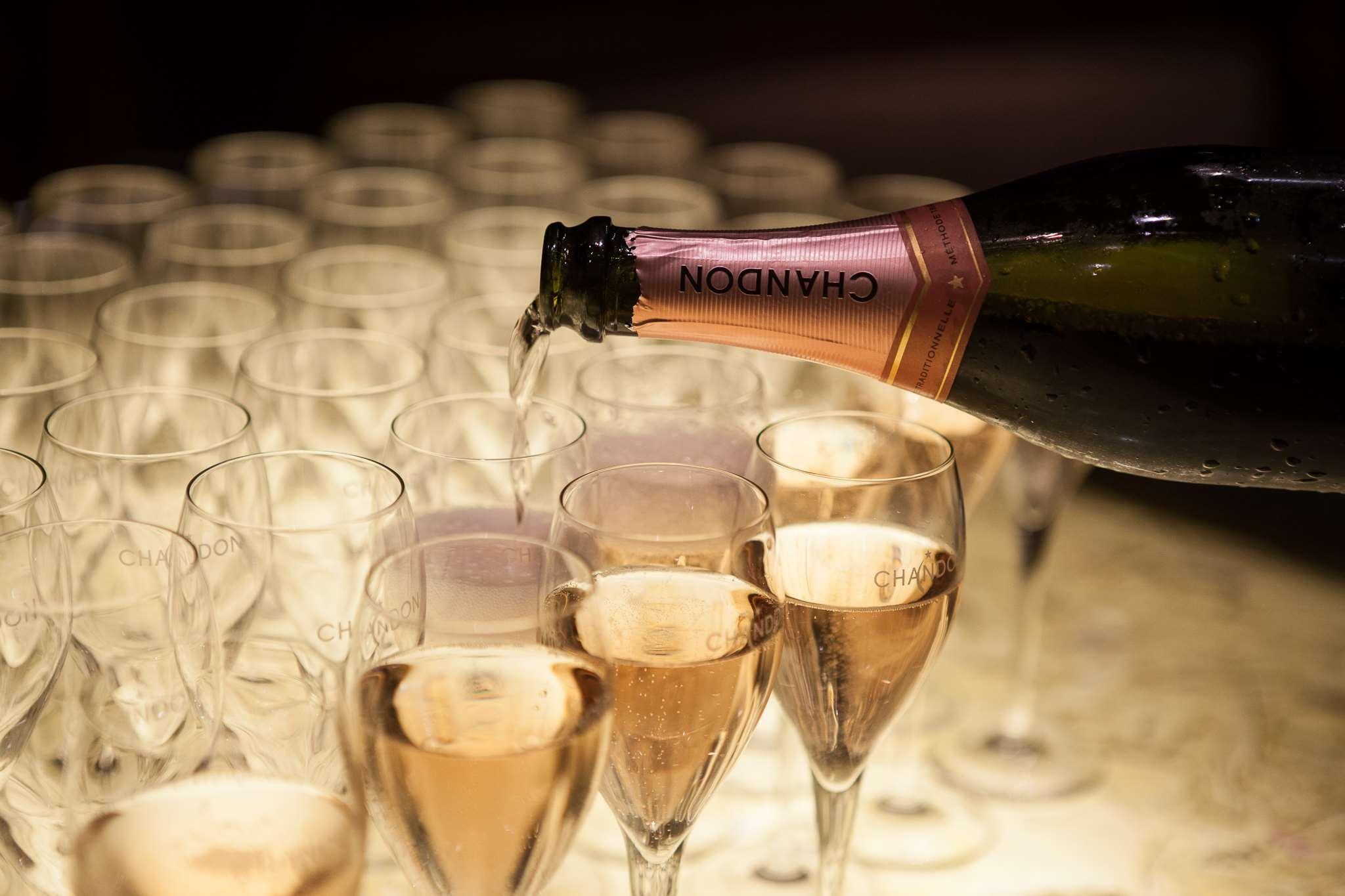 Hotel Park Hyatt Melbourne Zewnętrze zdjęcie Champagne being poured