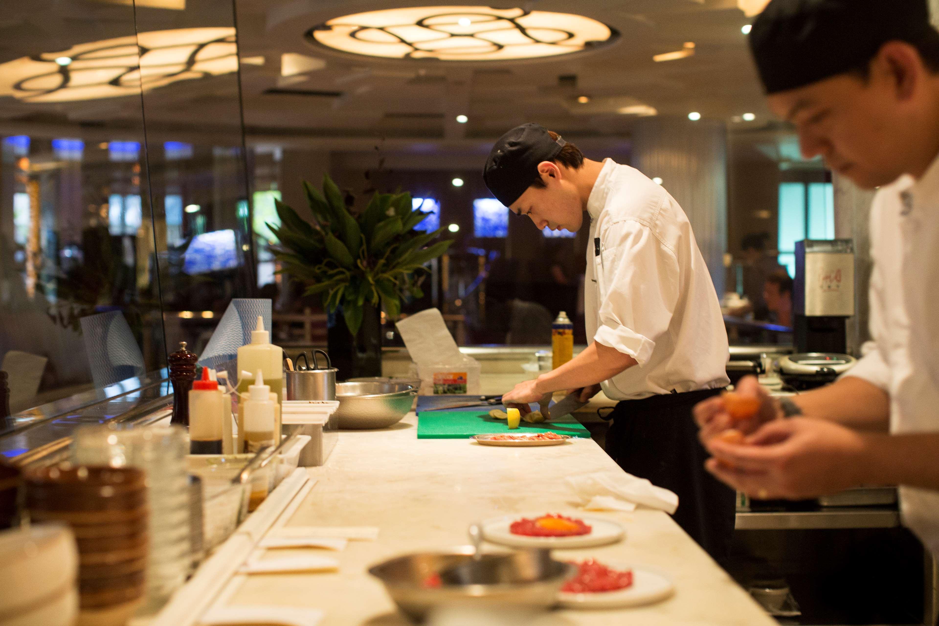 Hotel Park Hyatt Melbourne Zewnętrze zdjęcie A sushi chef at work