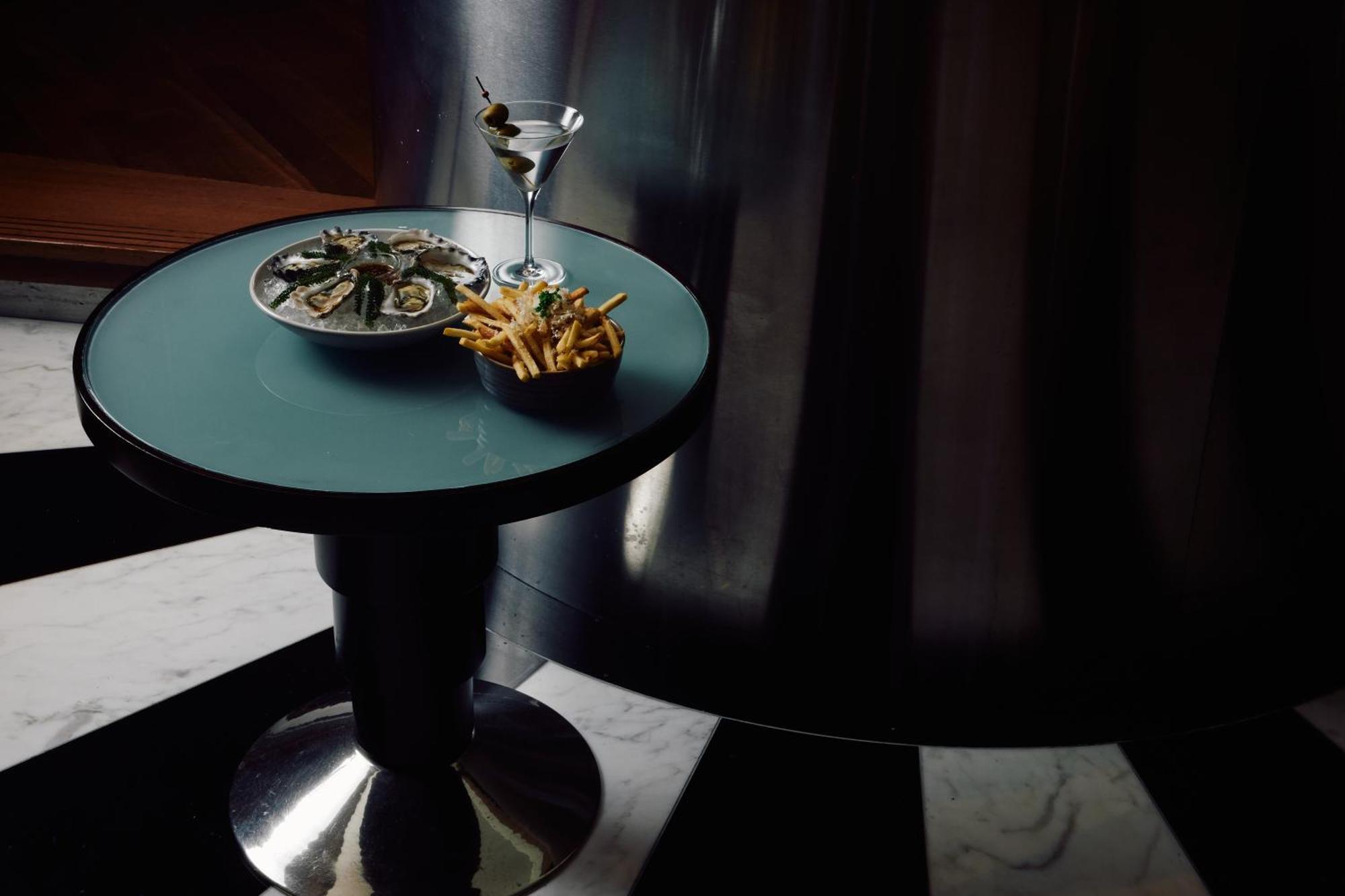 Hotel Park Hyatt Melbourne Zewnętrze zdjęcie A table with a martini