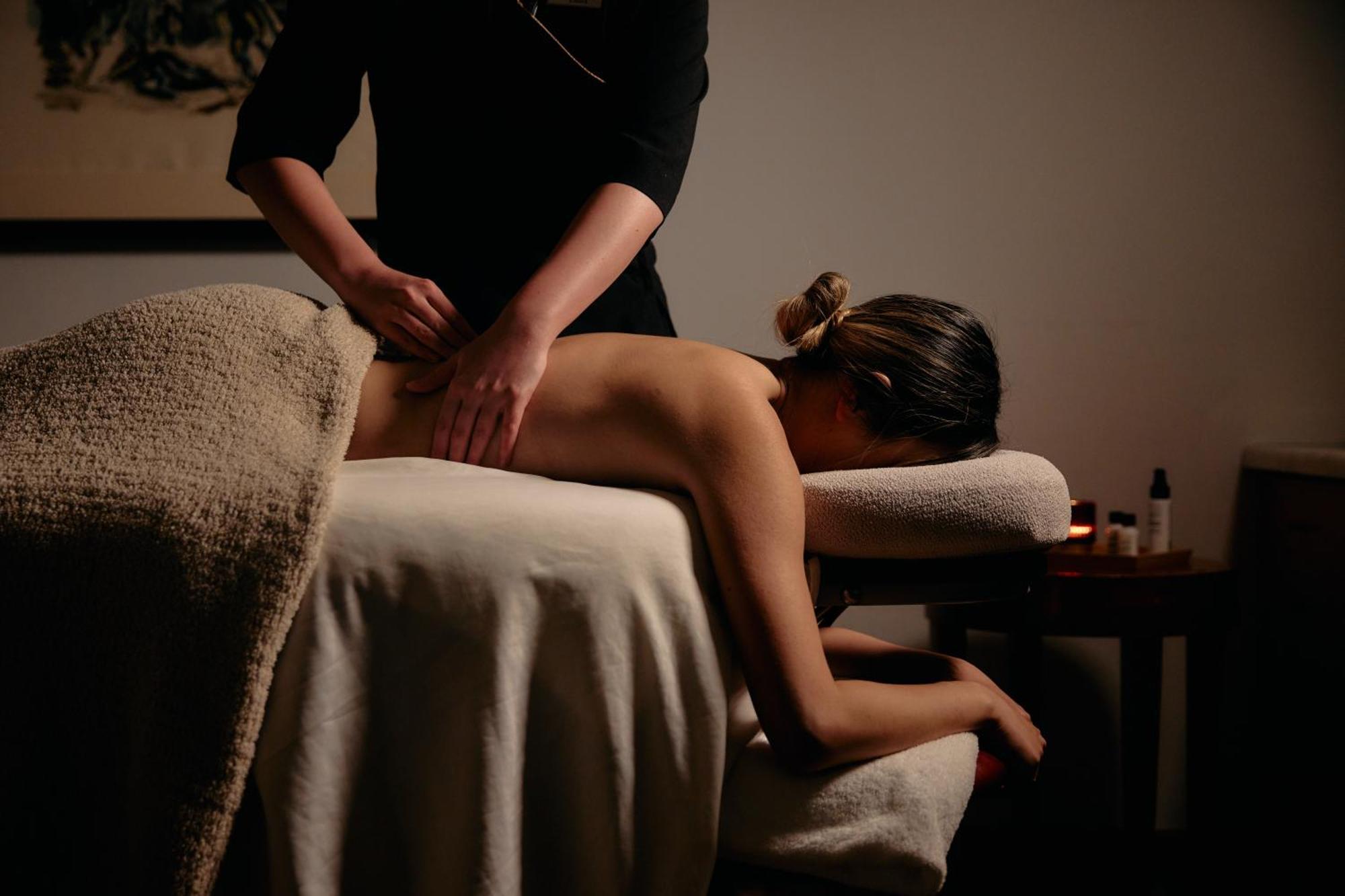 Hotel Park Hyatt Melbourne Zewnętrze zdjęcie A massage therapist treating a female patient