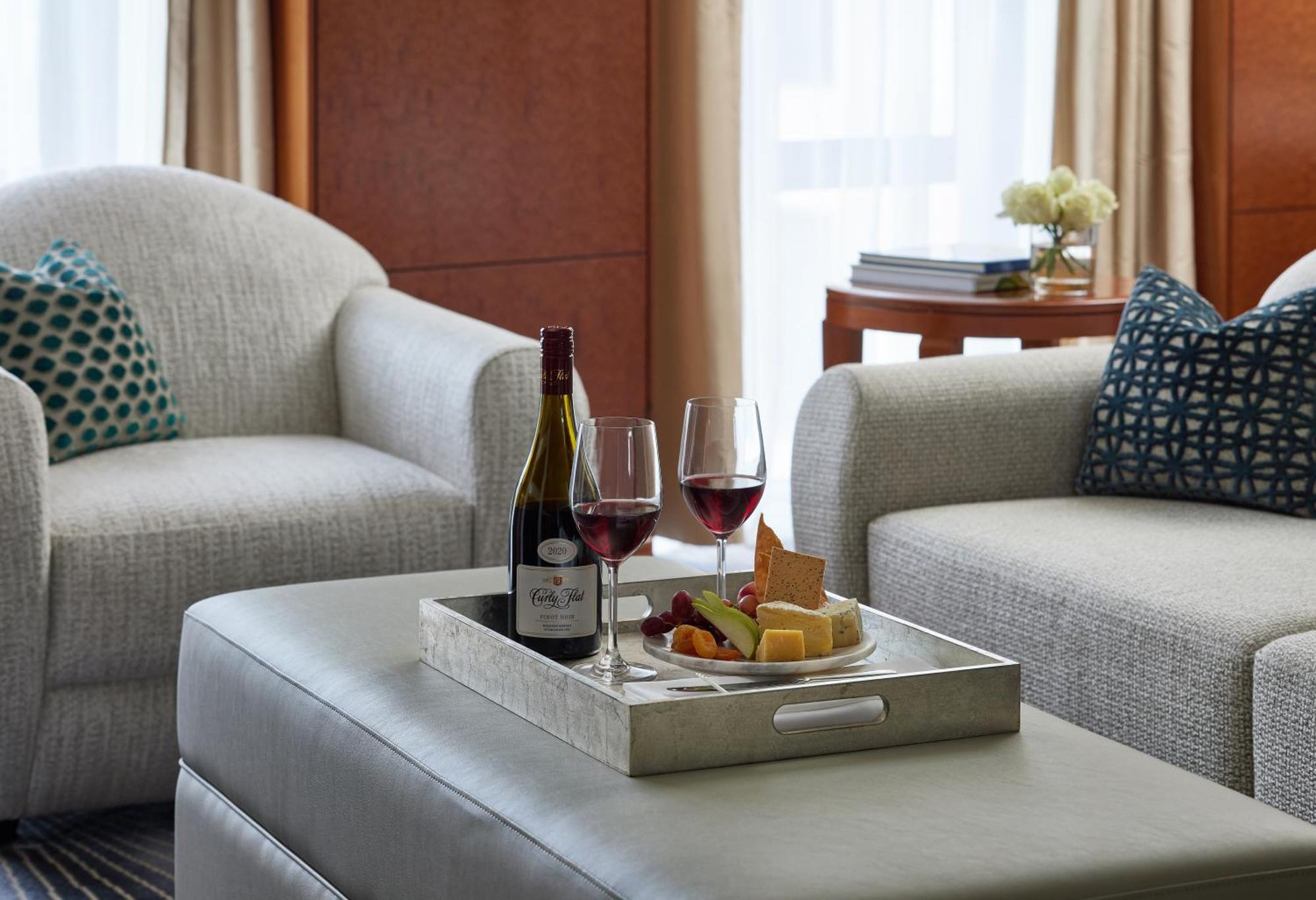 Hotel Park Hyatt Melbourne Zewnętrze zdjęcie A wine and cheese platter