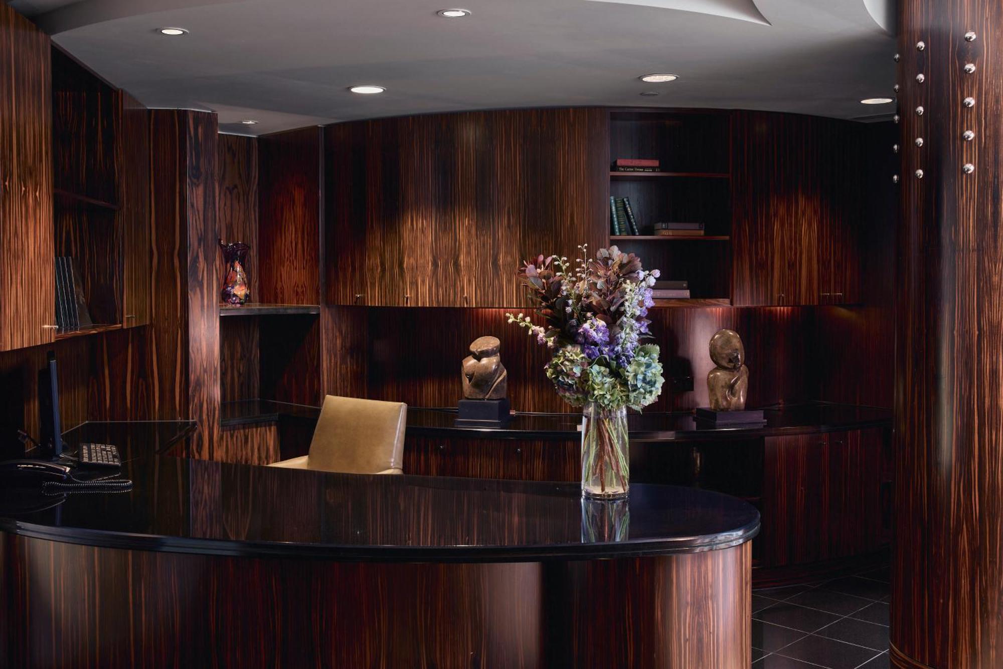 Hotel Park Hyatt Melbourne Zewnętrze zdjęcie The reception desk at the hotel